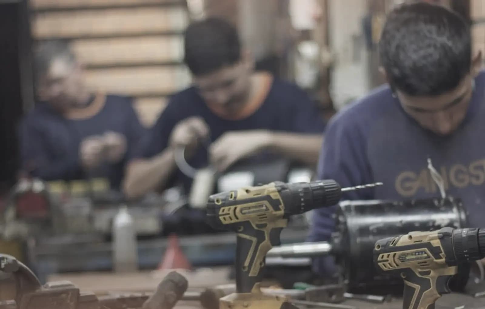 Equipe da CMA Motores Elétricos trabalhando na bancada